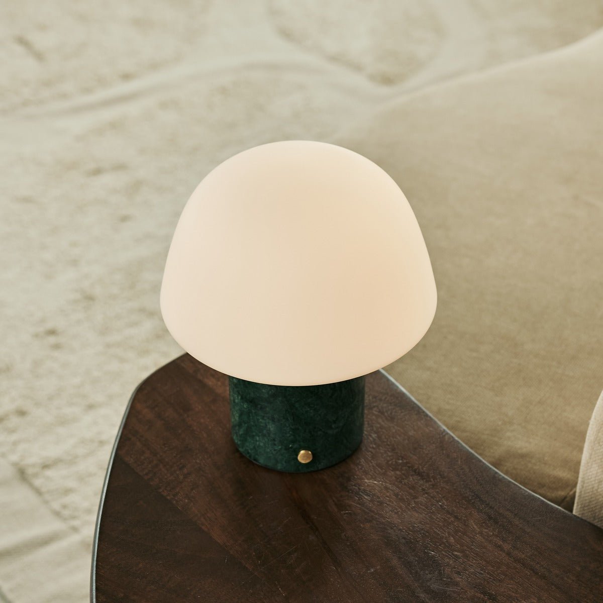 Paddenstoel vormige lamp op stoel