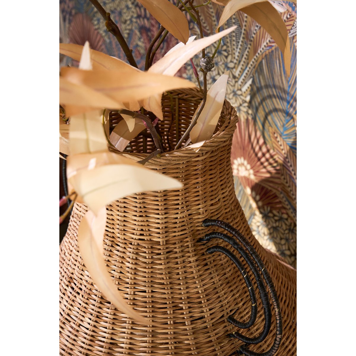 Rotan vaas met takken erin