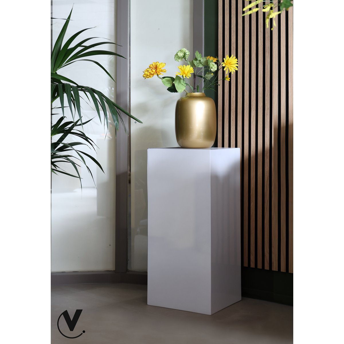 Grote witte plantenbak met vaas erop