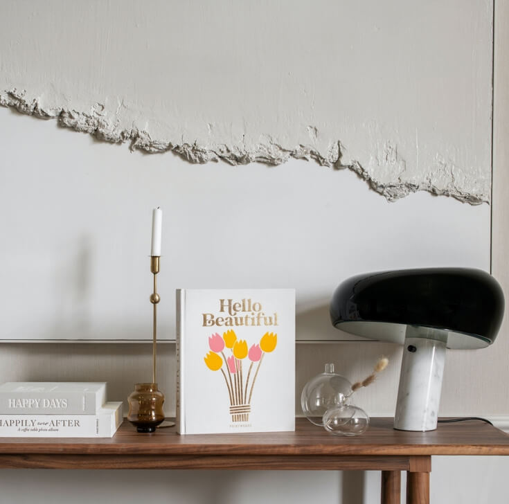 fotoalbum met bloemen erop staand