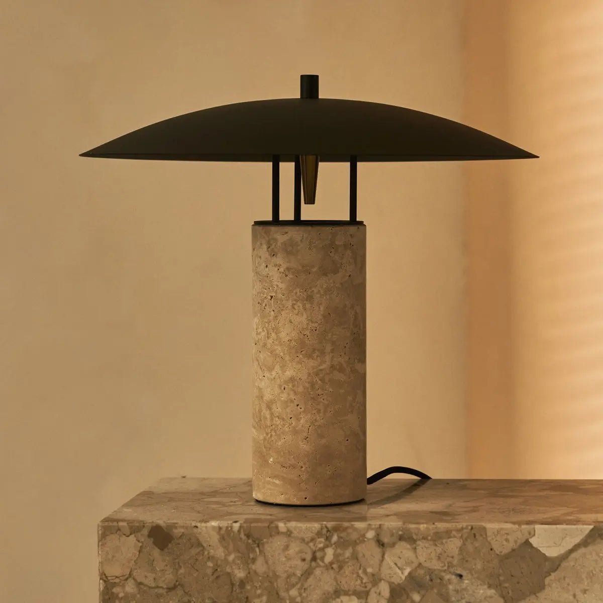 design Lamp van tavertijn in japanse stijl staat uit