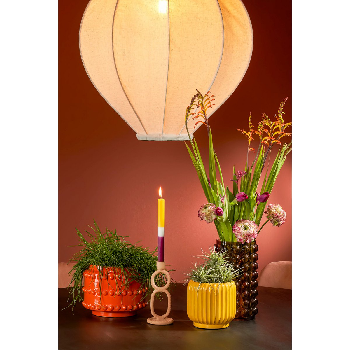 Oranje bloempot keramiek op tafel
