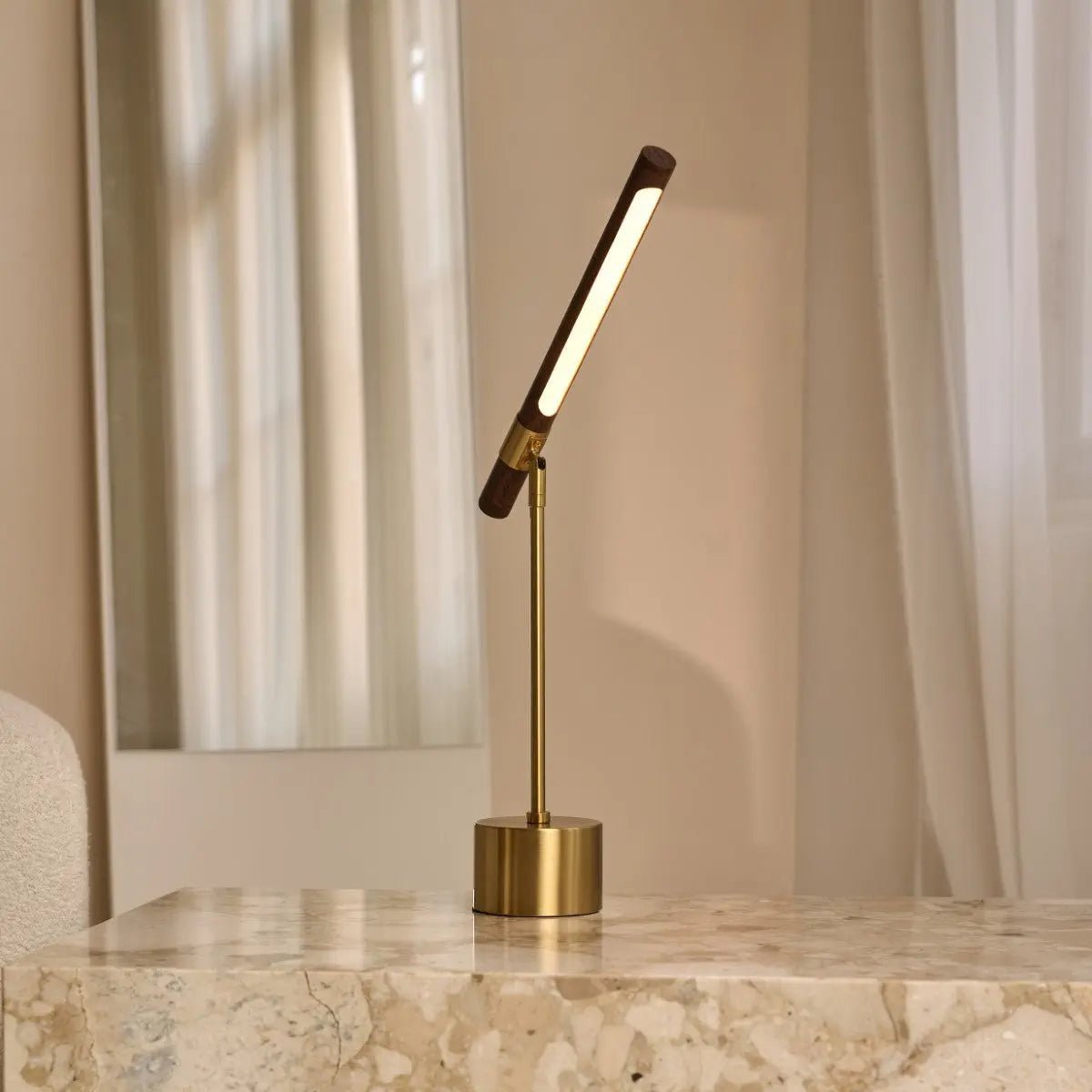 design bureaulamp geeft licht