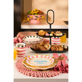 Collectie aan servies op tafel