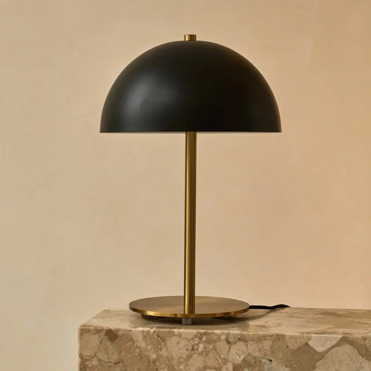 Luxe tafellamp op tafel