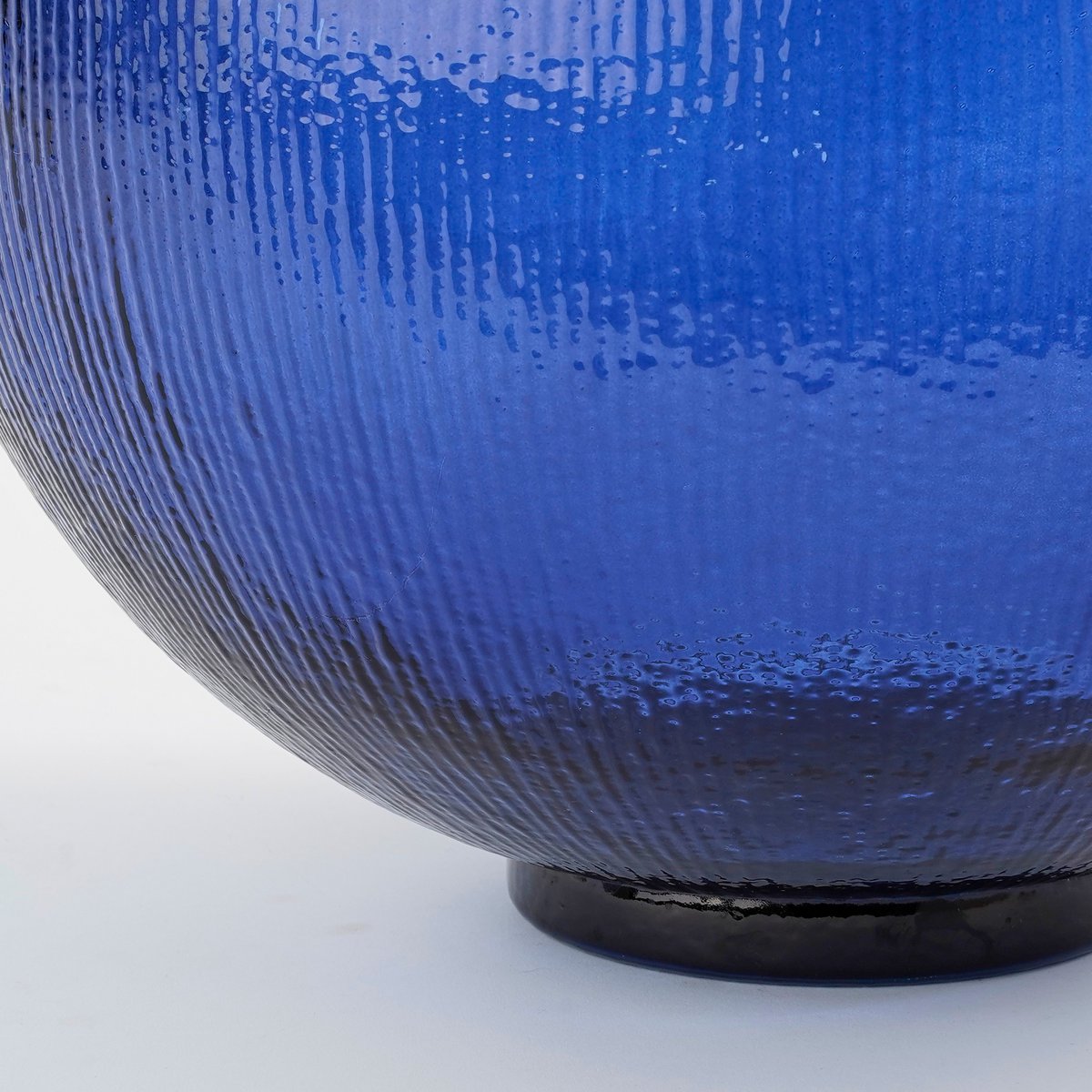 Blauwe bolle glazen vaas onderkant