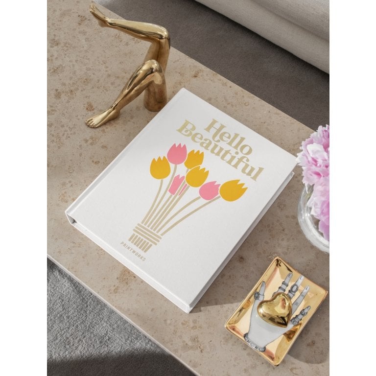 fotoalbum met bloemen erop op de grond