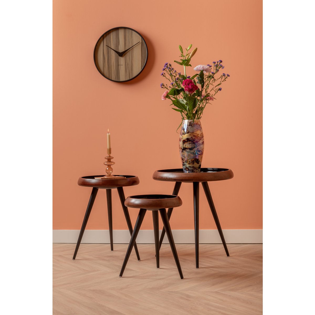 Vaas kegel vorm op bijzettafel