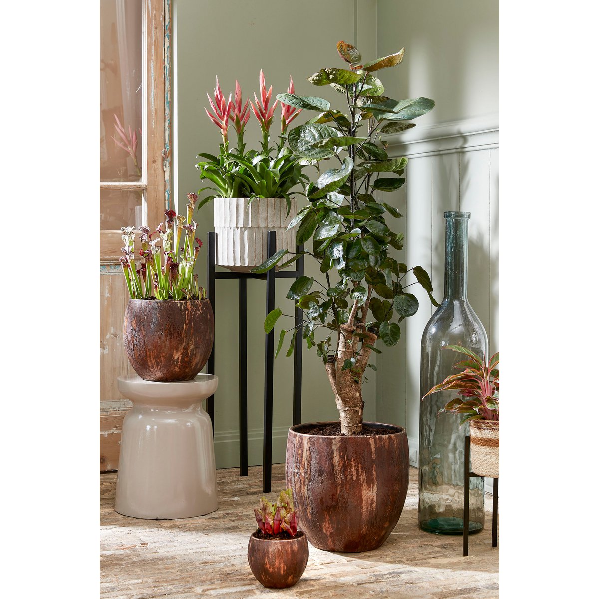 Hoge vaas als decoratie in huis