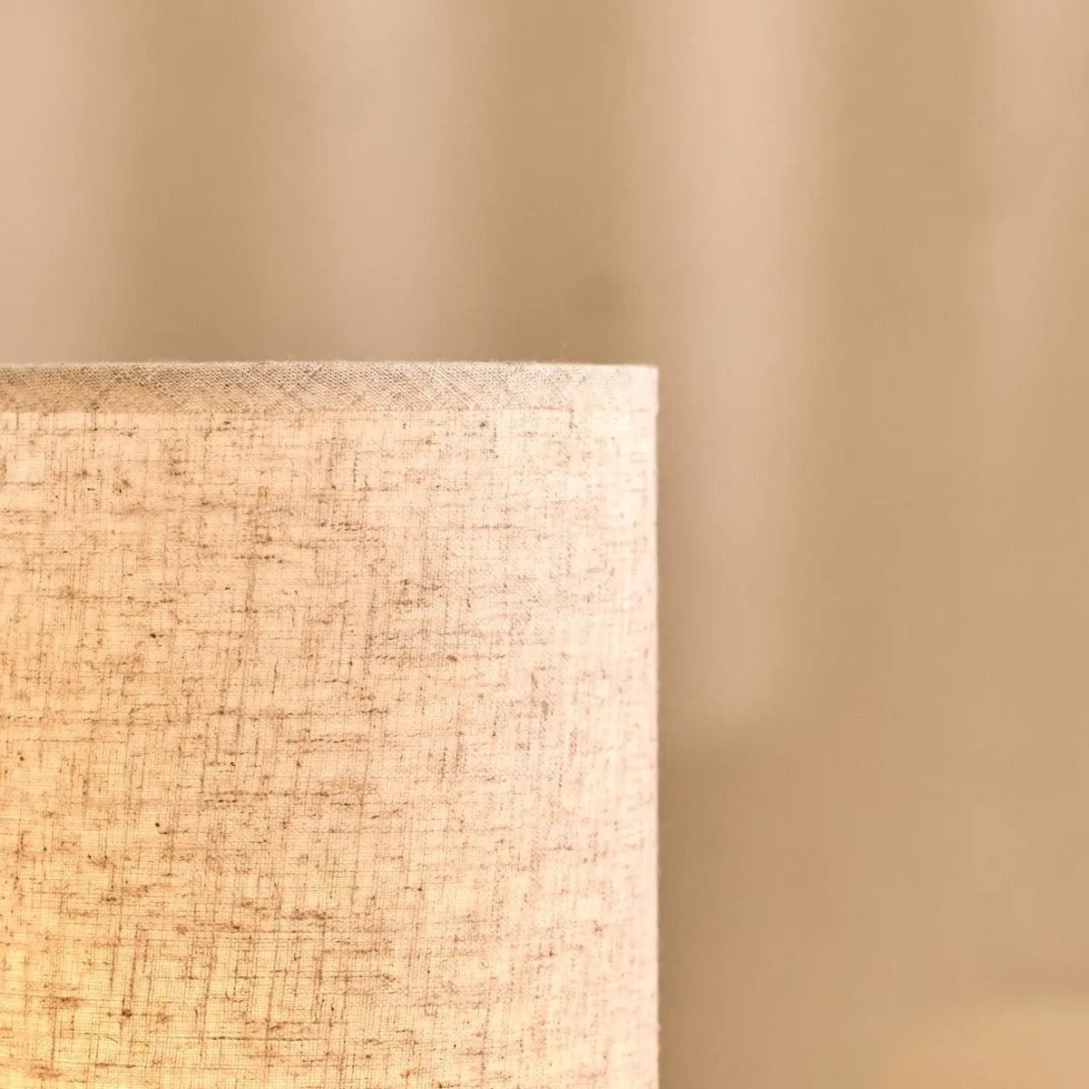 Oplaadbare lamp met lampenkap van dichtbij