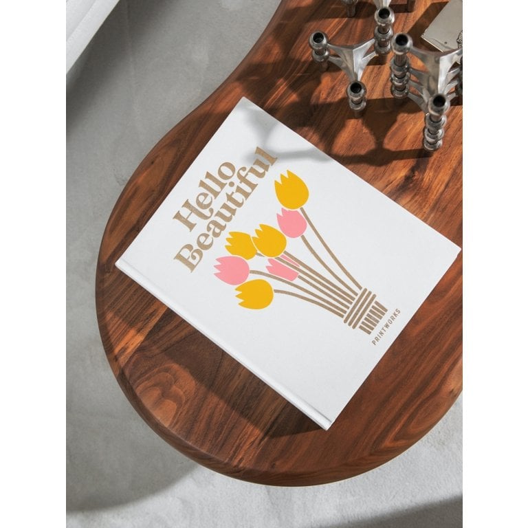 fotoalbum met bloemen erop op tafel