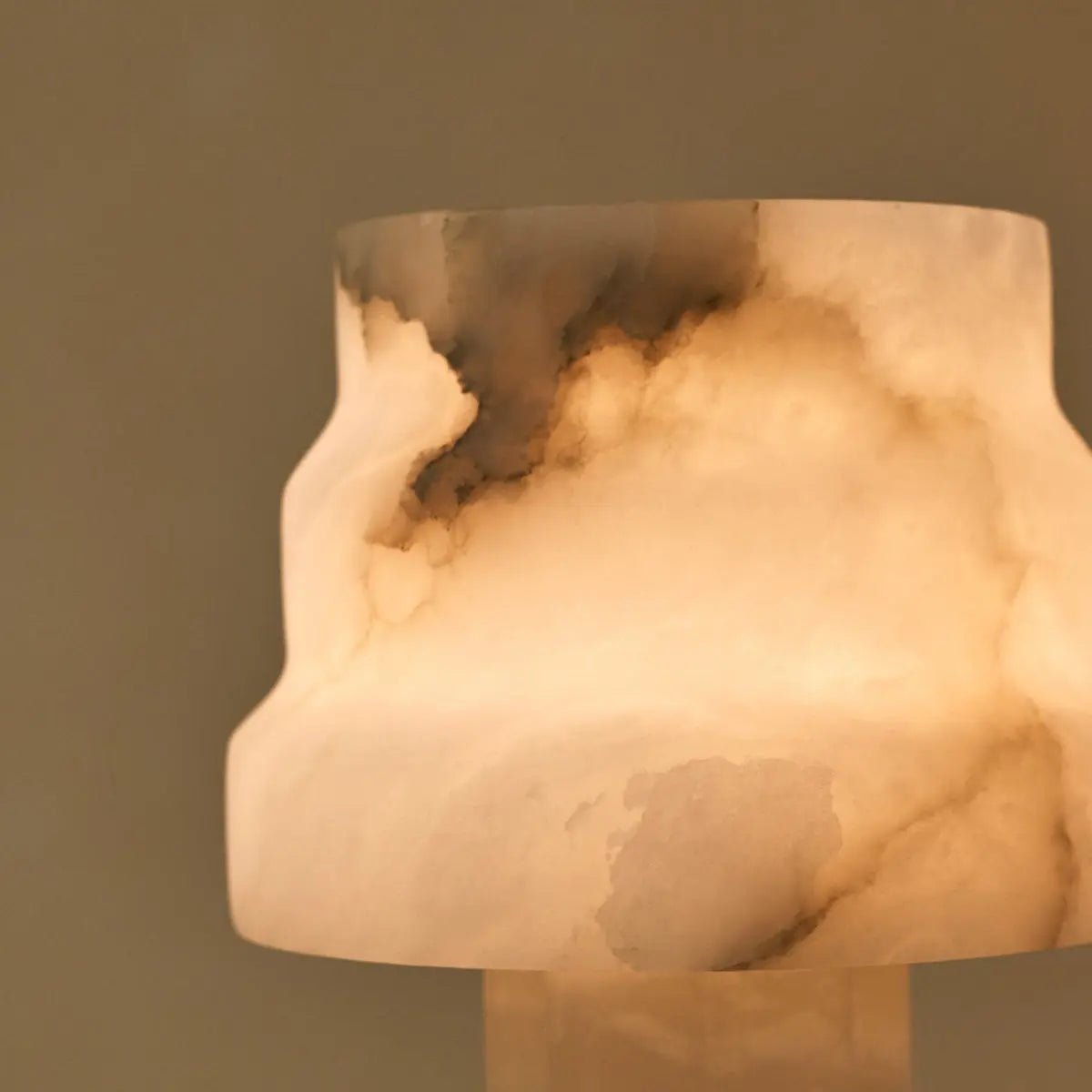 Lamp van albasten in unieke vorm geeft licht