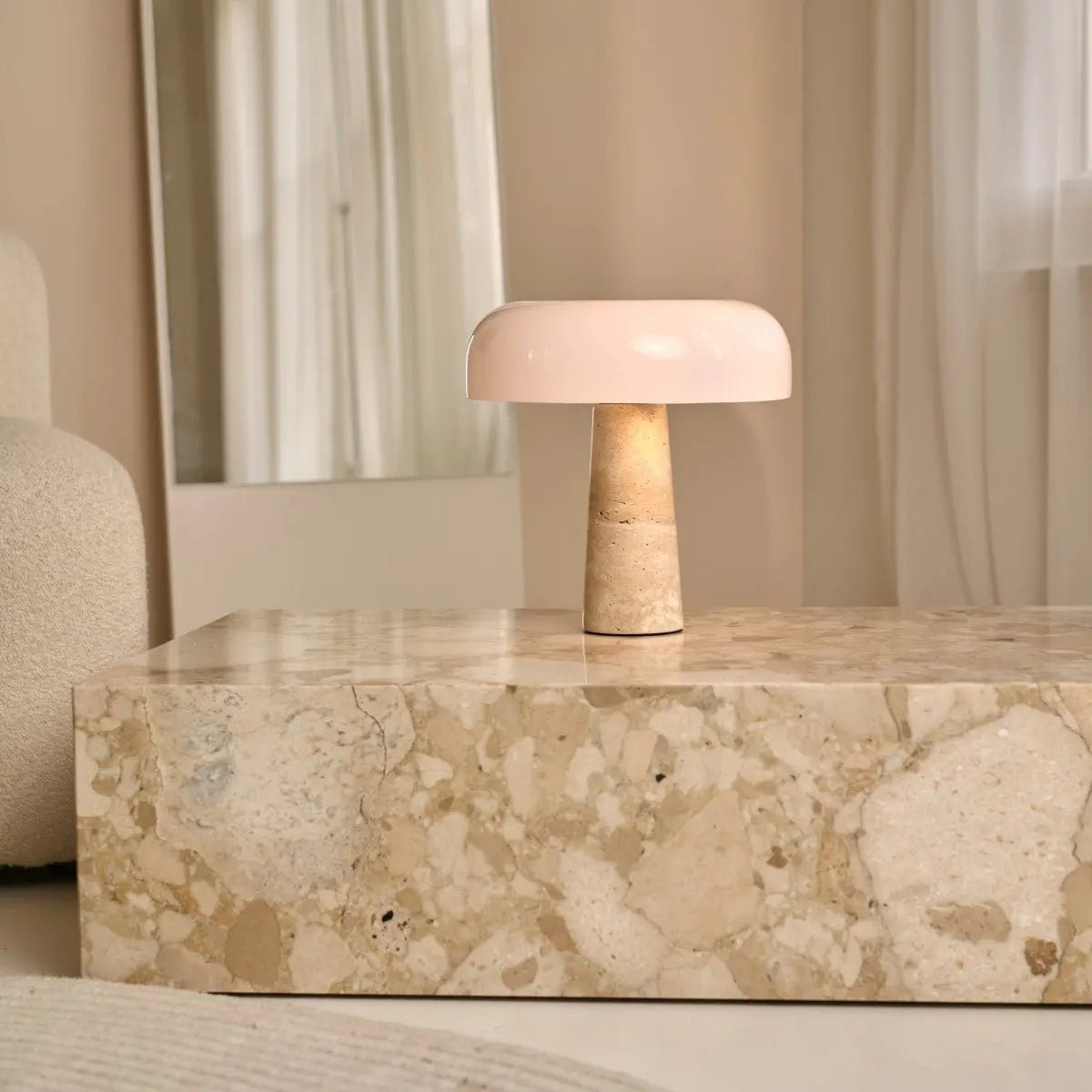 Tavertijn lamp met wit glas op marmeren tafel