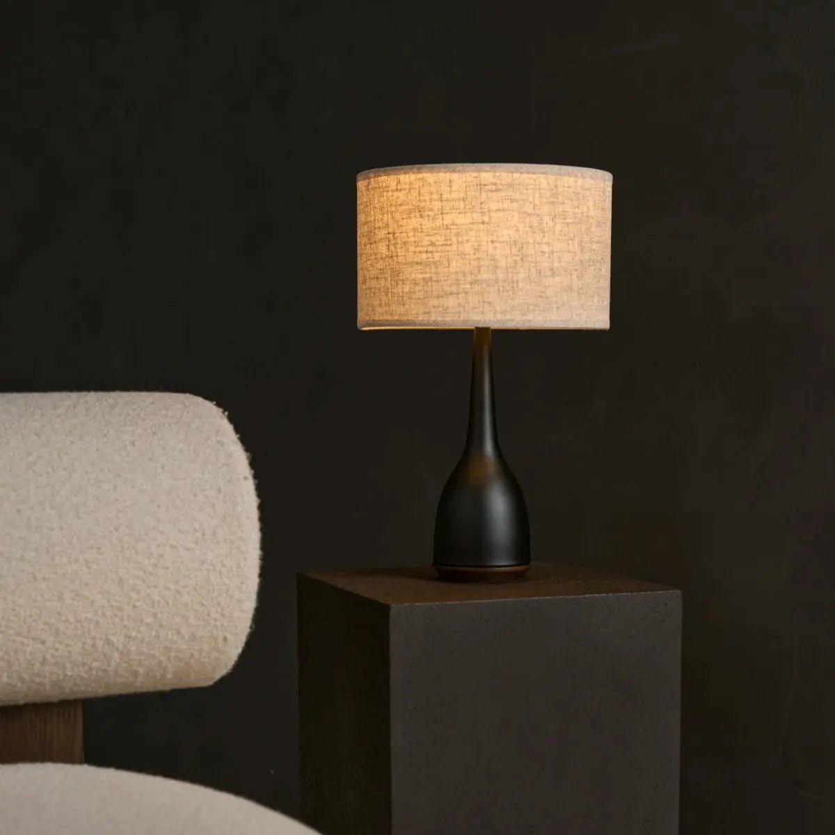 vintage stijl lamp op bijzettafel