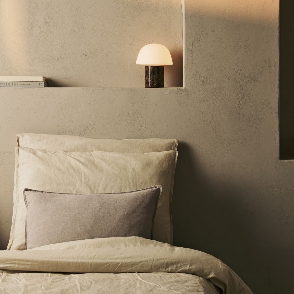 lamp bruin marmer op slaapkamer