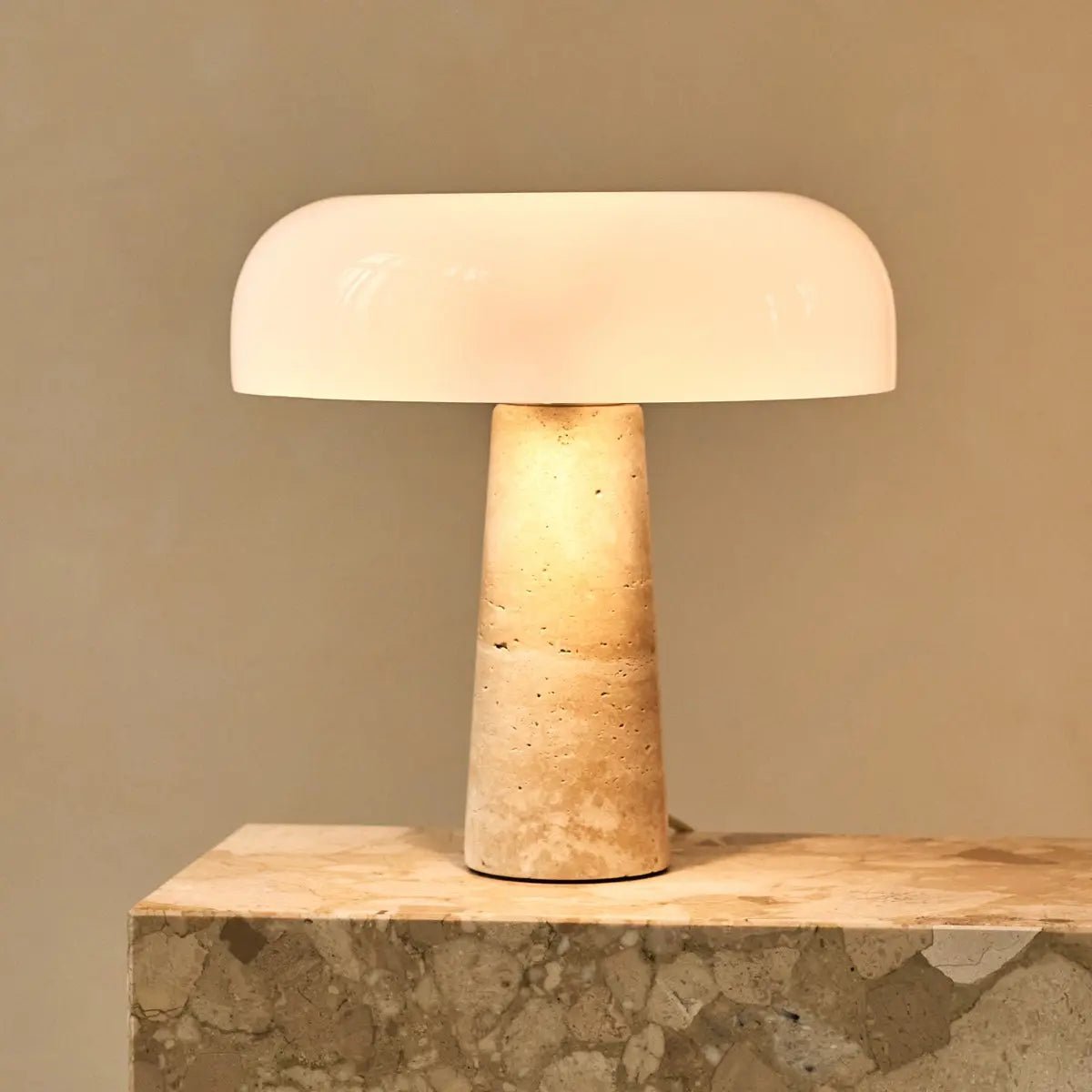Tavertijn lamp met wit glas geeft licht