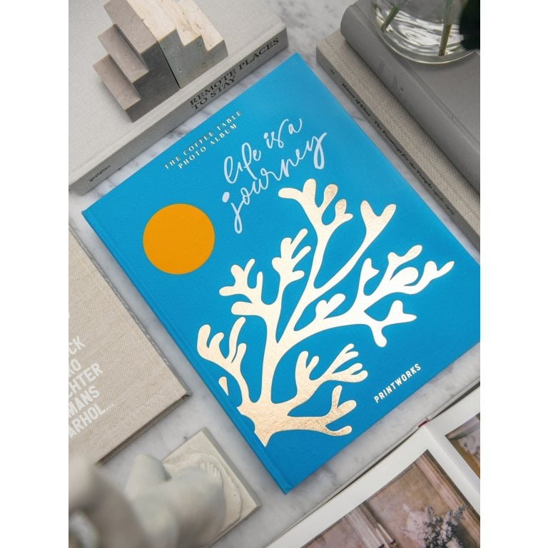 Zomers fotoalbum op tafel