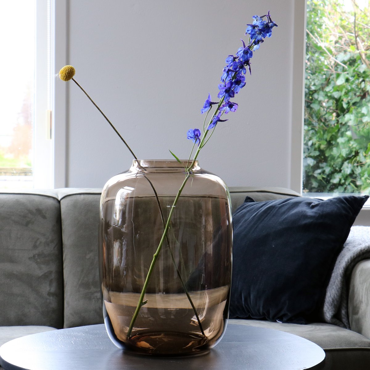 Bruine glazen vaas met bloem