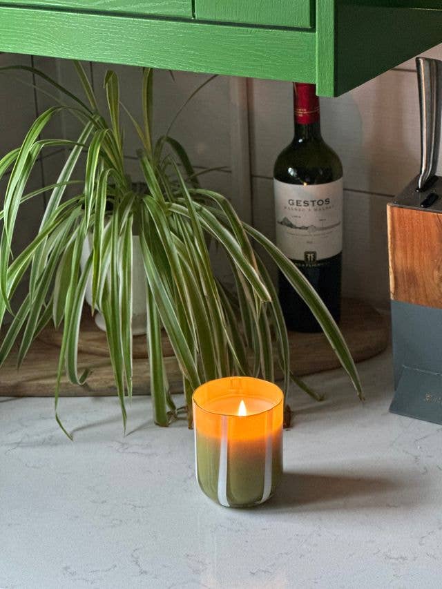 Maegen Atina geurkaars groen op keukenblad