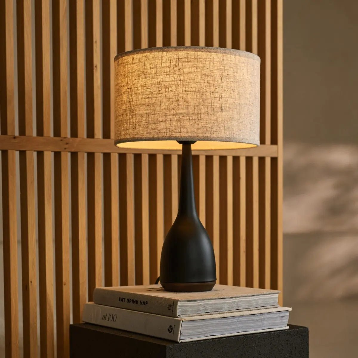 vintage stijl lamp op boeken