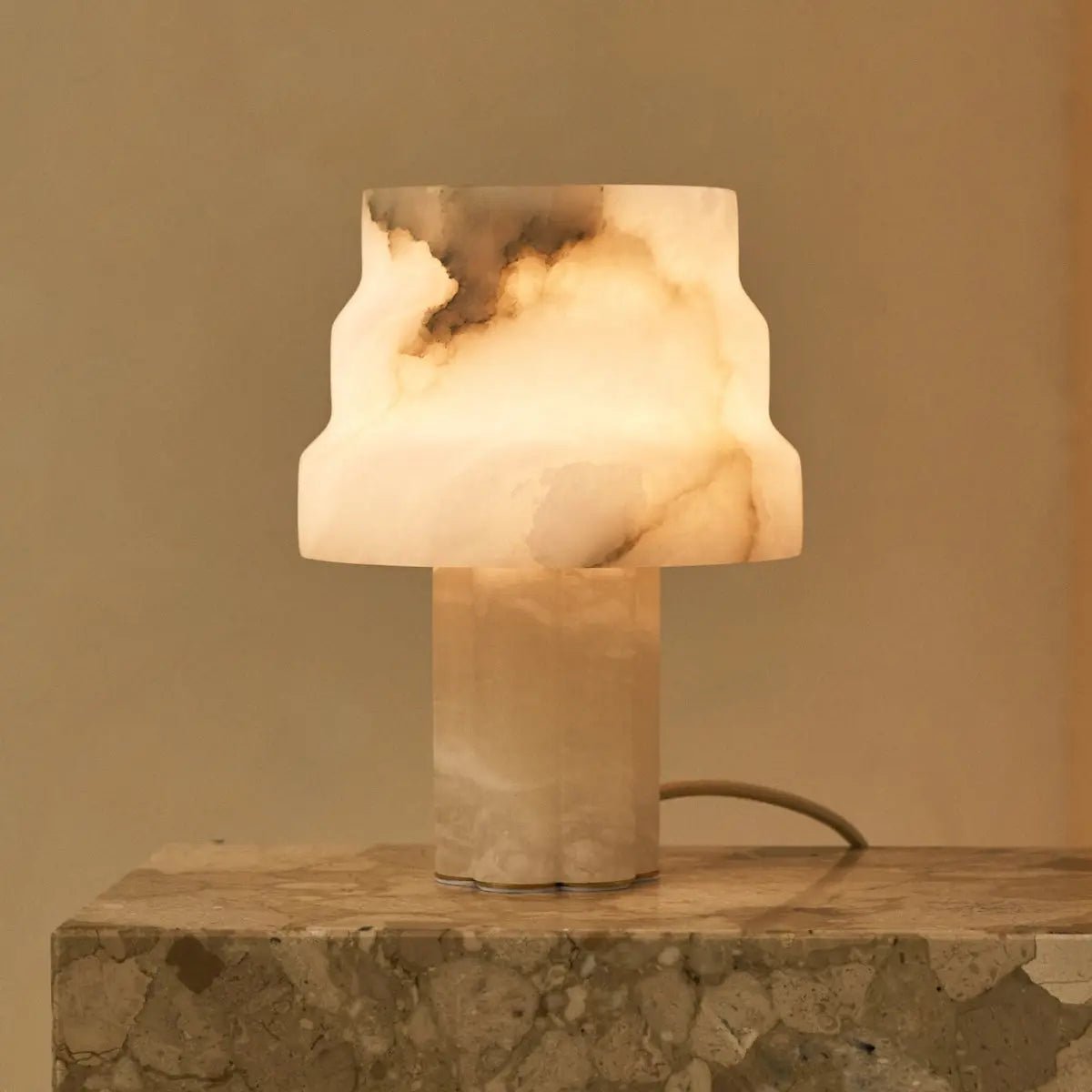 Lamp van albasten in unieke vorm op marmer