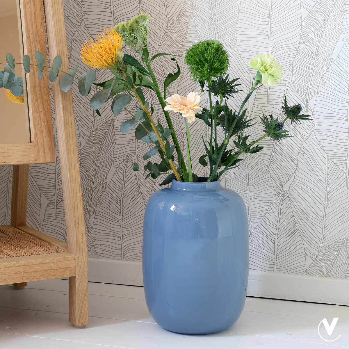 Blauwe glazen vaas met bloemen