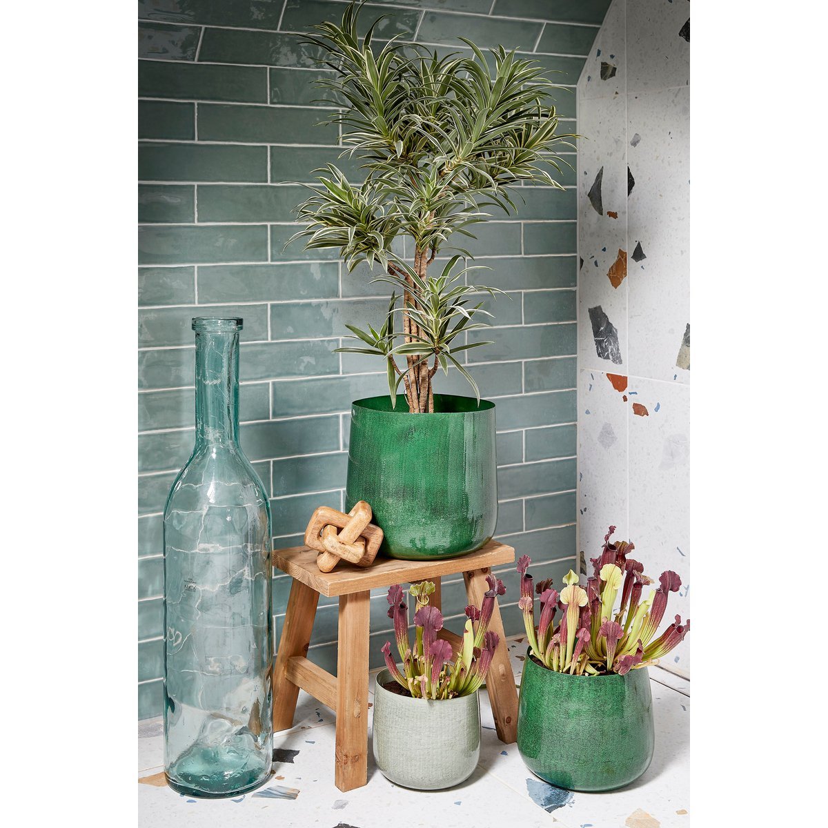 Landelijk houten bankje met bloempot erop