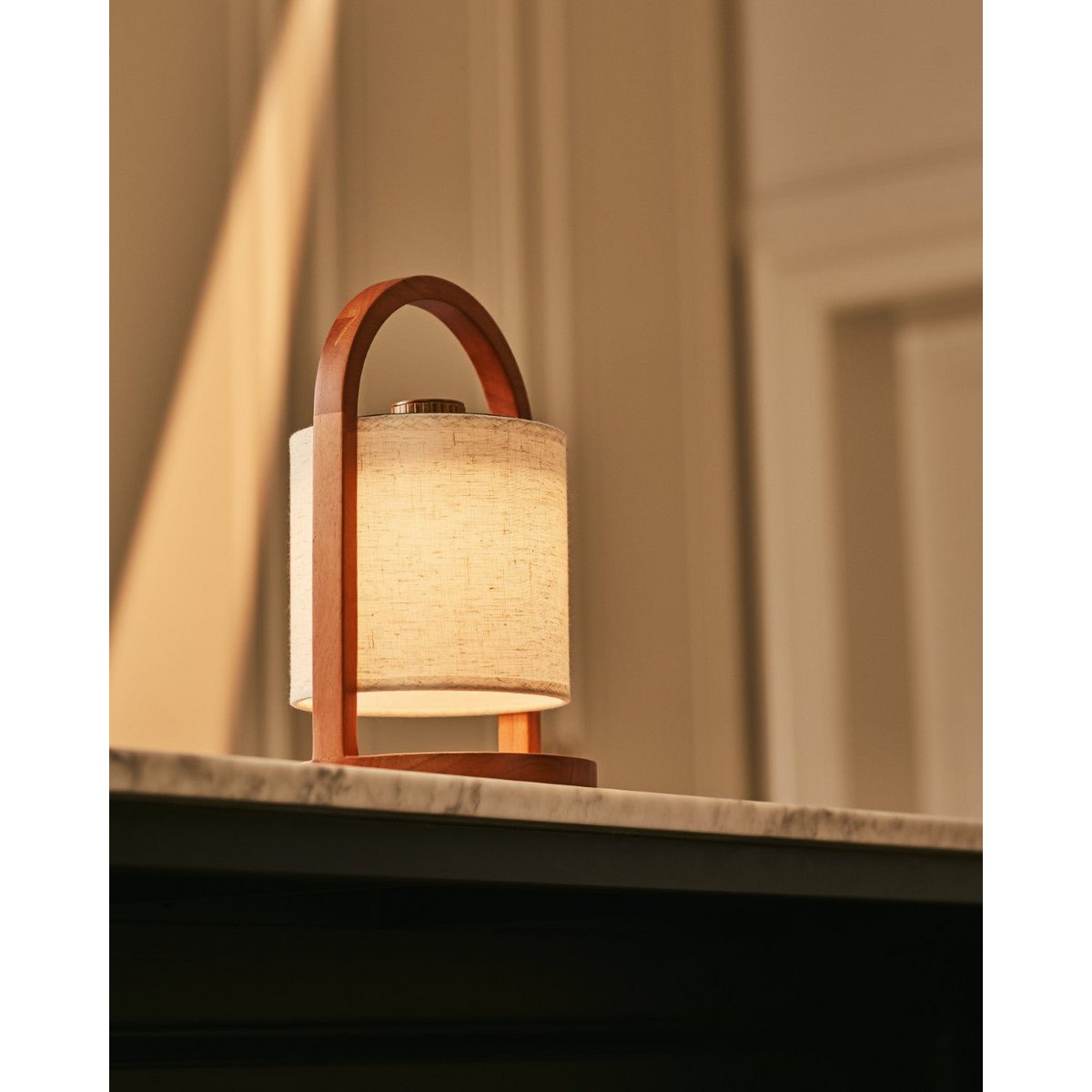 Draagbare houten lamp op vensterbank