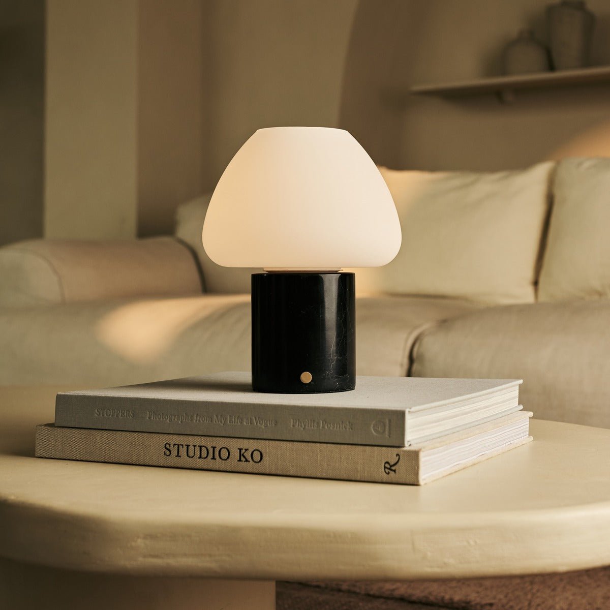 lamp zwart marmer op boeken