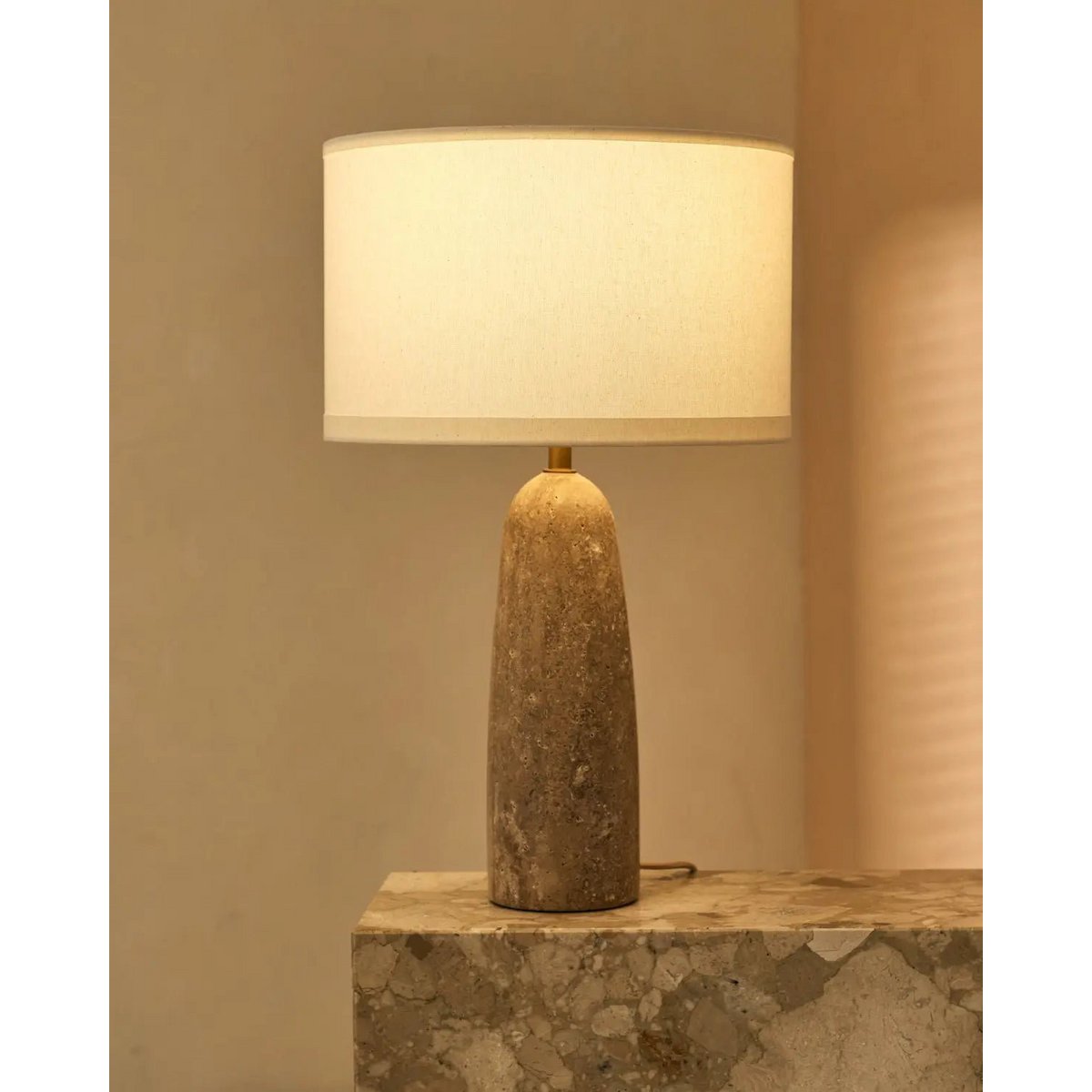 Klassieke lamp met lampenkap geeft licht