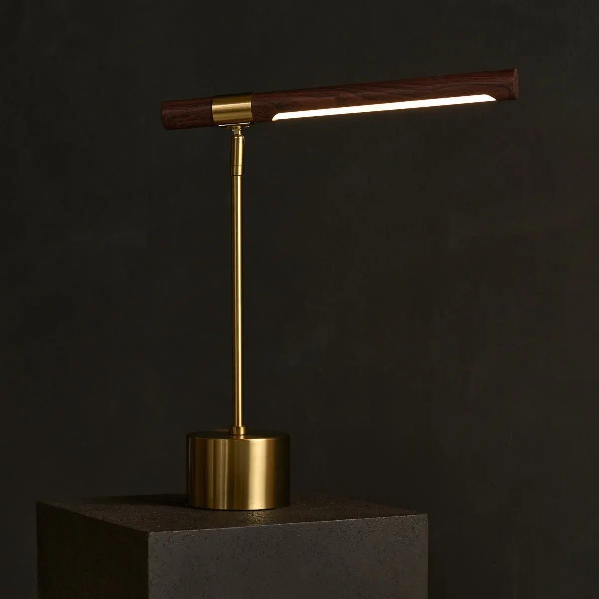 design bureaulamp met zwarte achtergrond