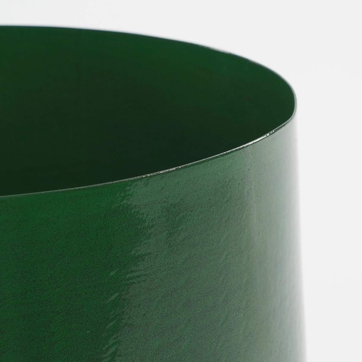 Groene metalen bloempot bovenkant