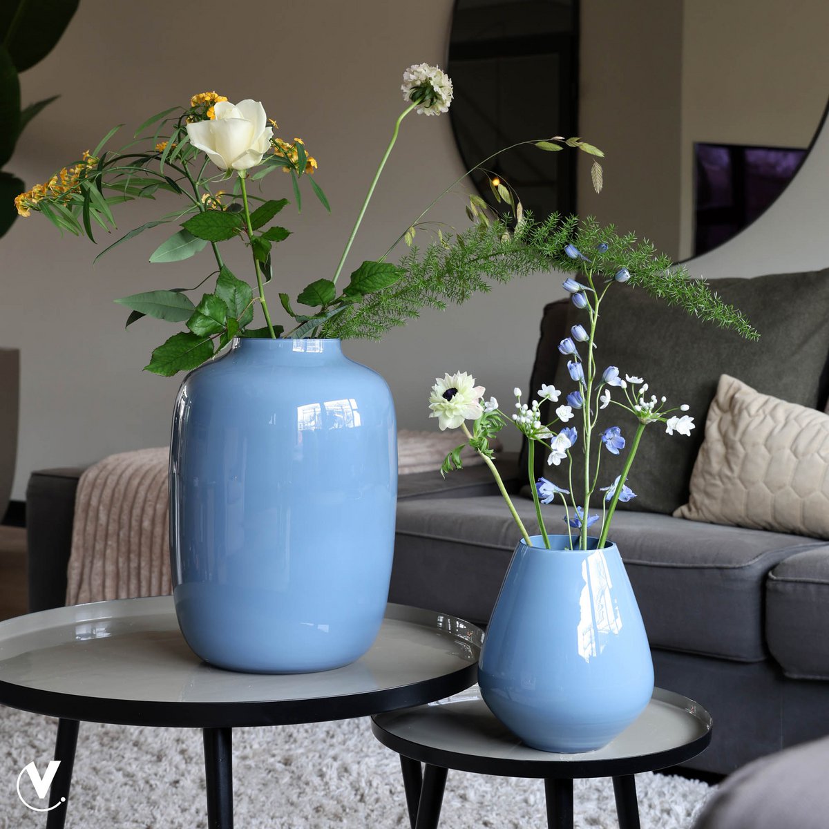 Blauwe glazen vaas in woonkamer