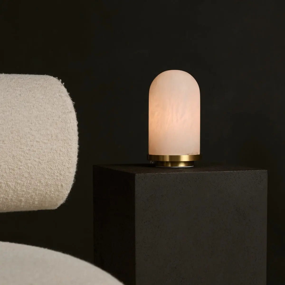 Albasten lamp op tafel