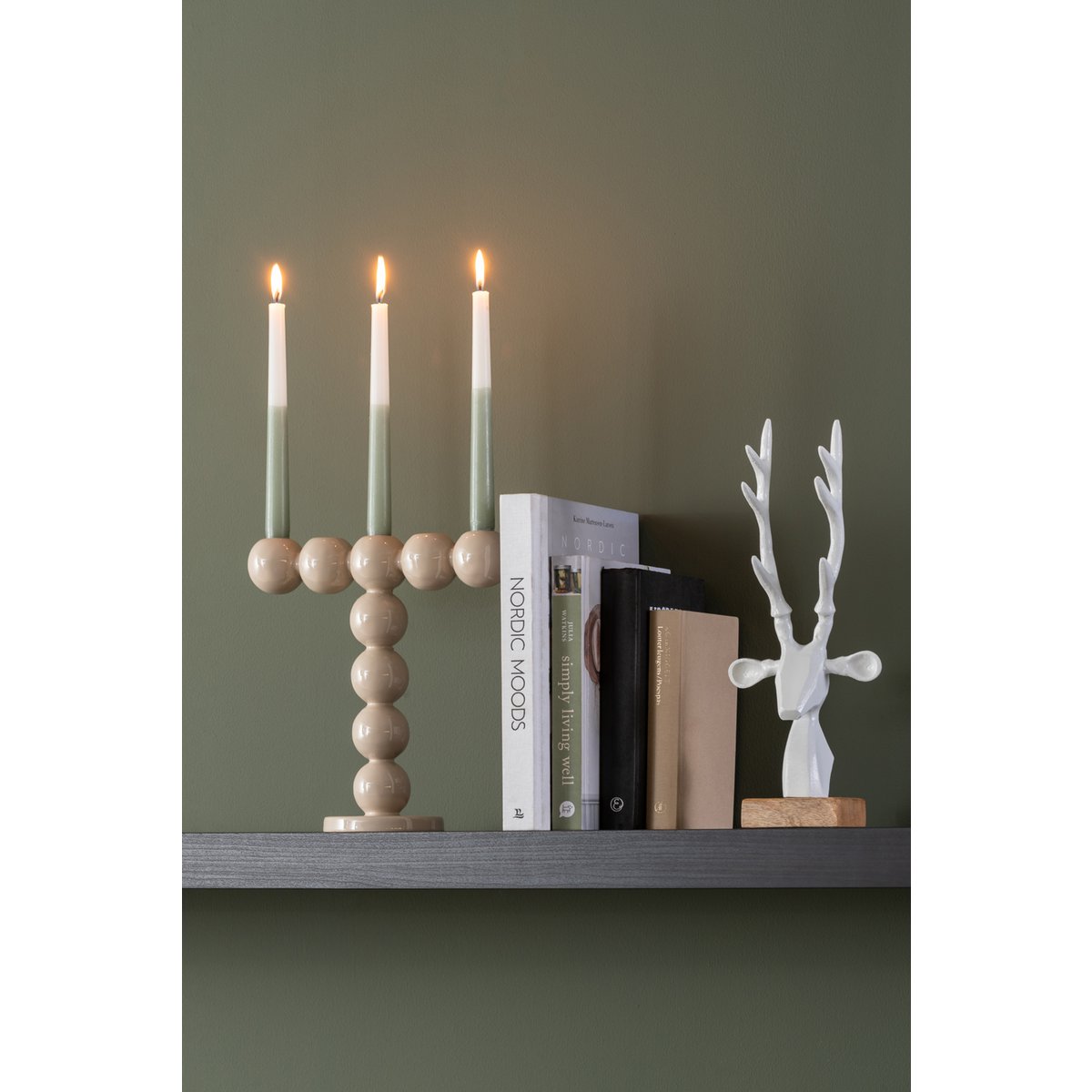 Houten ornament vensterbank naast boeken