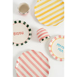 Collectie aan servies op tafel