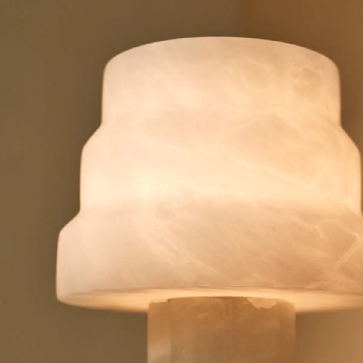 Lamp van albasten in unieke vorm voorkant