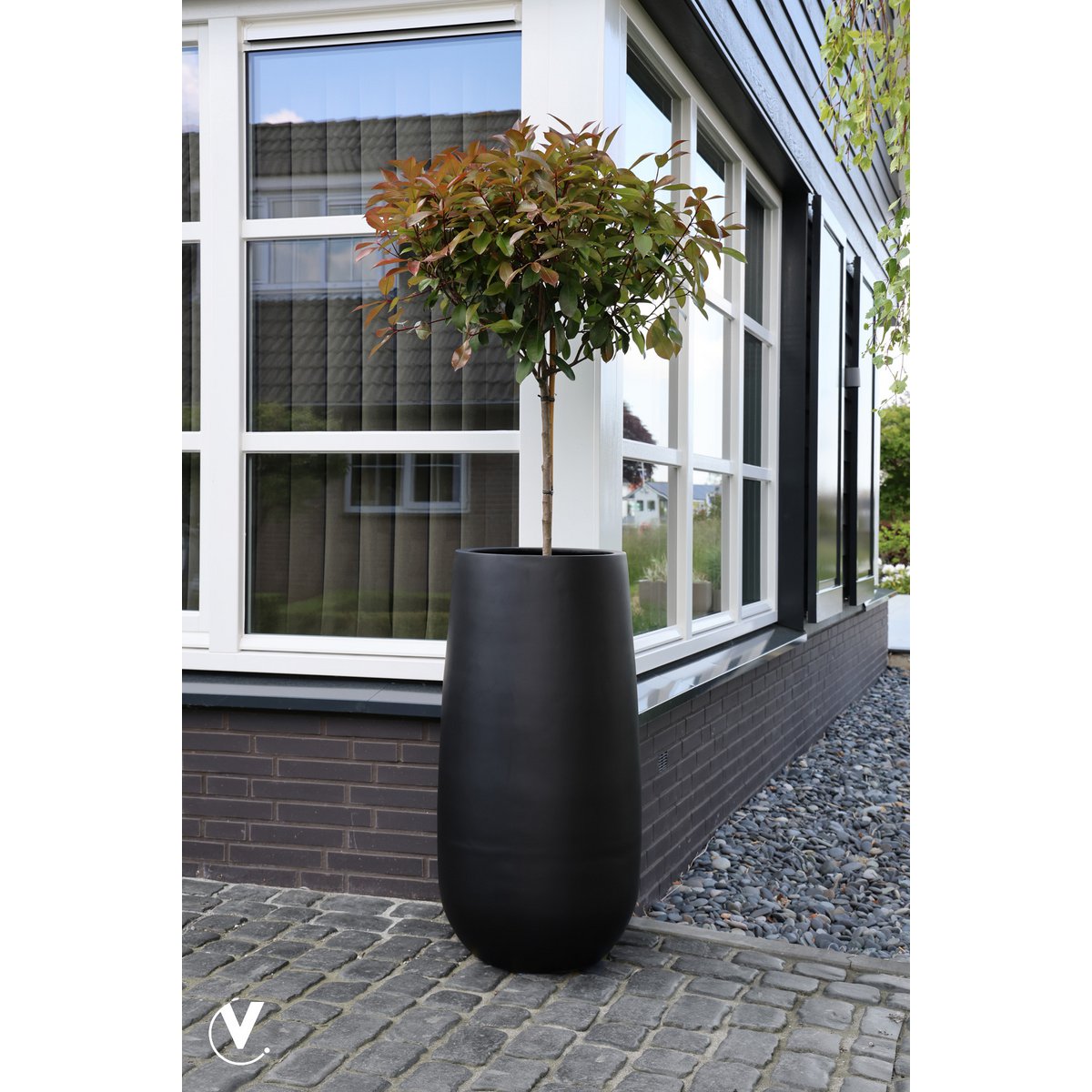 Smalle bloempot zwart buiten