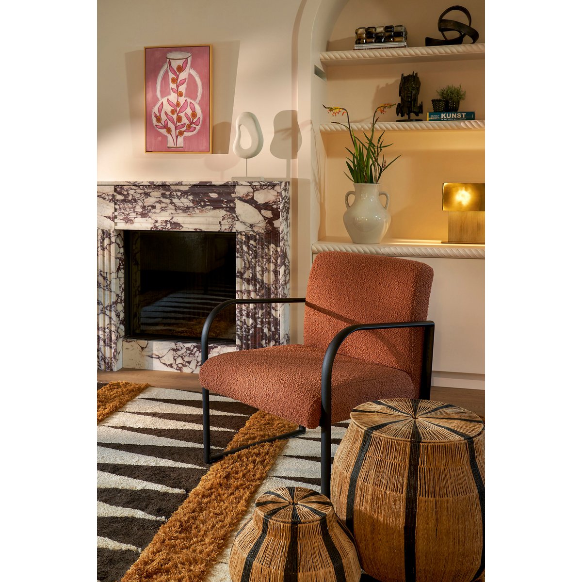 Ornament op voet in woonkamer