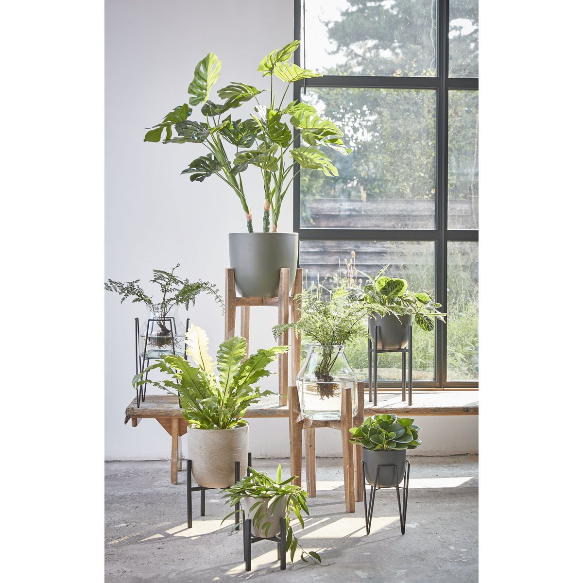 Vensterbank decoratie hoog tegen inkijk