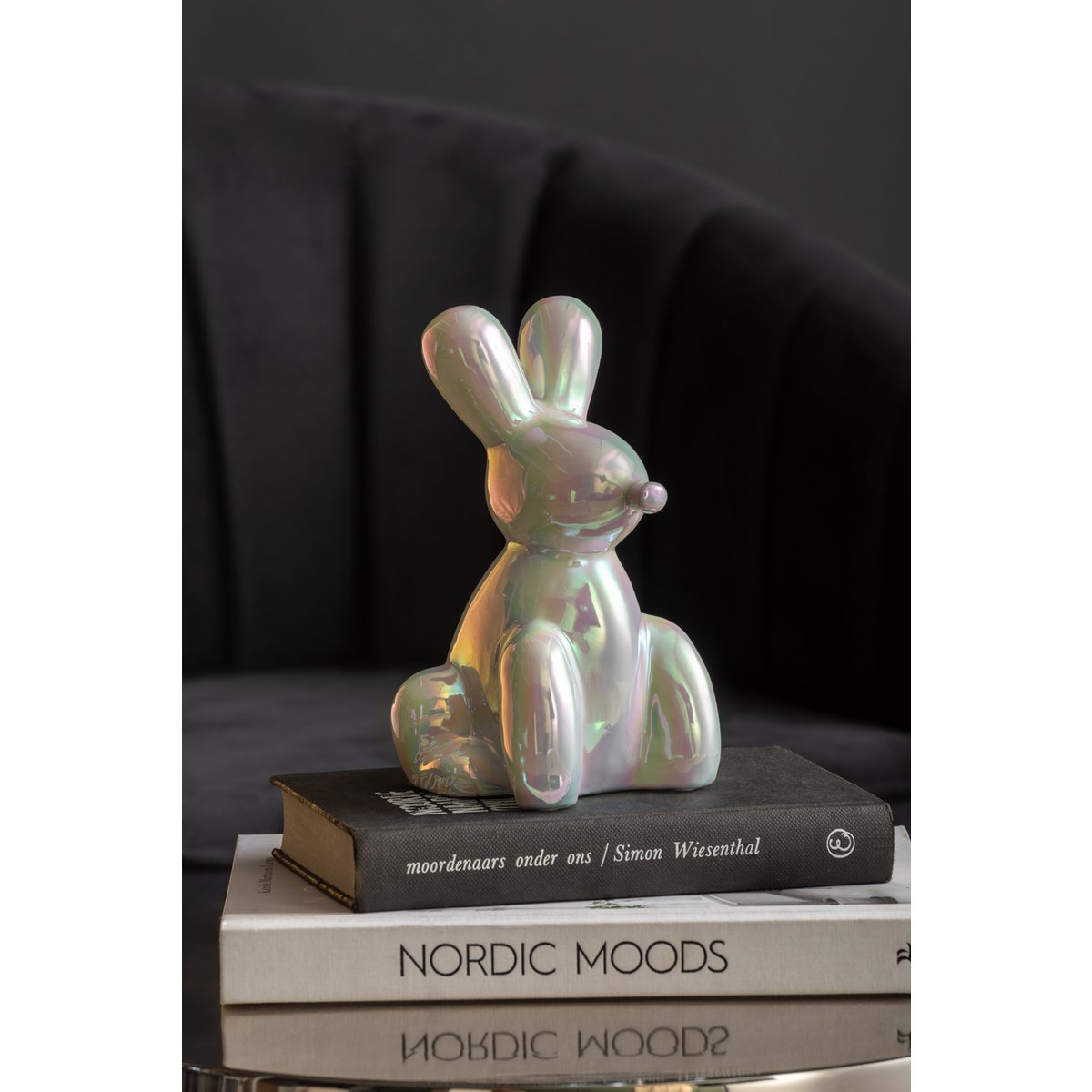 Standbeeld konijn wit op boeken