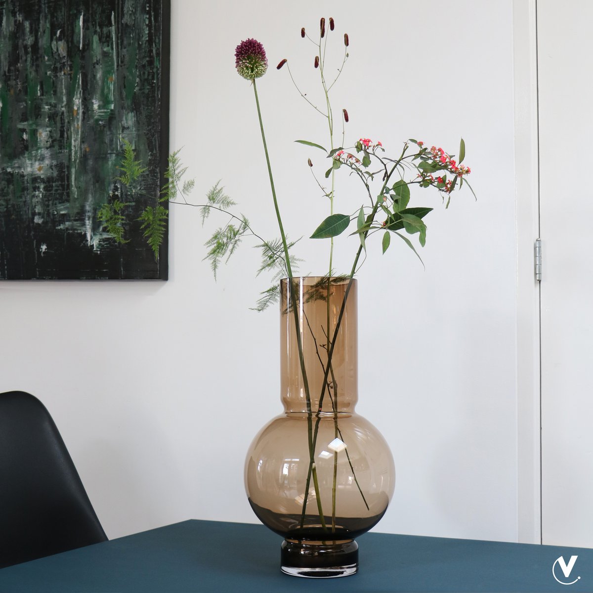 Hoge bronzen glazen vaas met takken