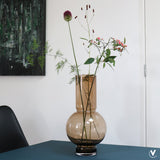Hoge bronzen glazen vaas met takken