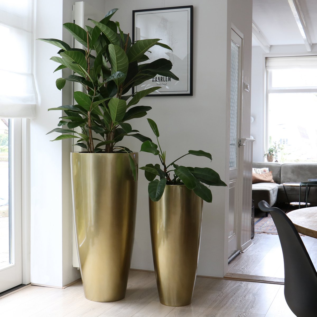Smalle bloempot goud in woonkamer