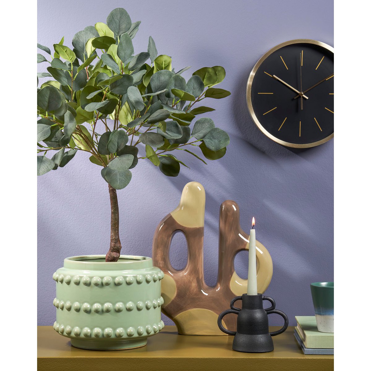 Decoratief object op kast