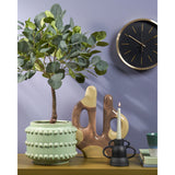 Decoratief object op kast