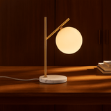 luxe rondvormige lamp op bureau