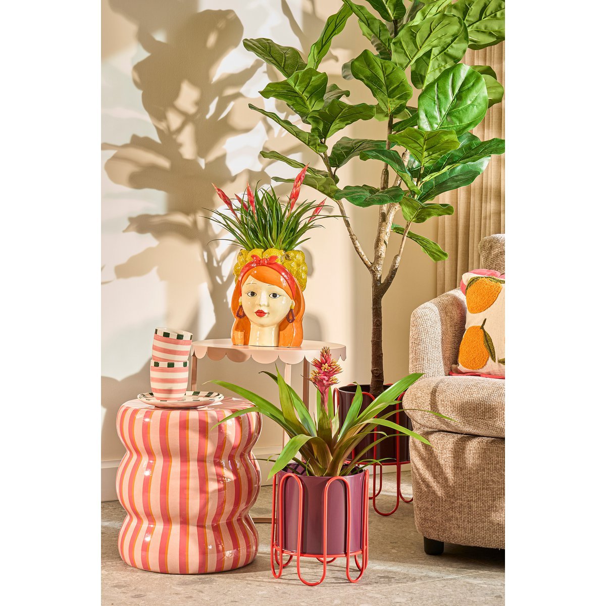 Funny bloempot mica decorations op tafel