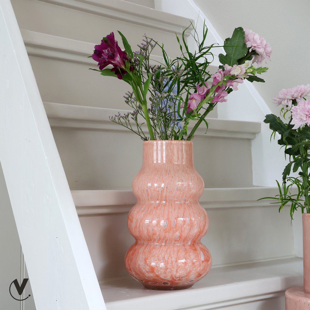 Bubbel glazen vaas roze op trap