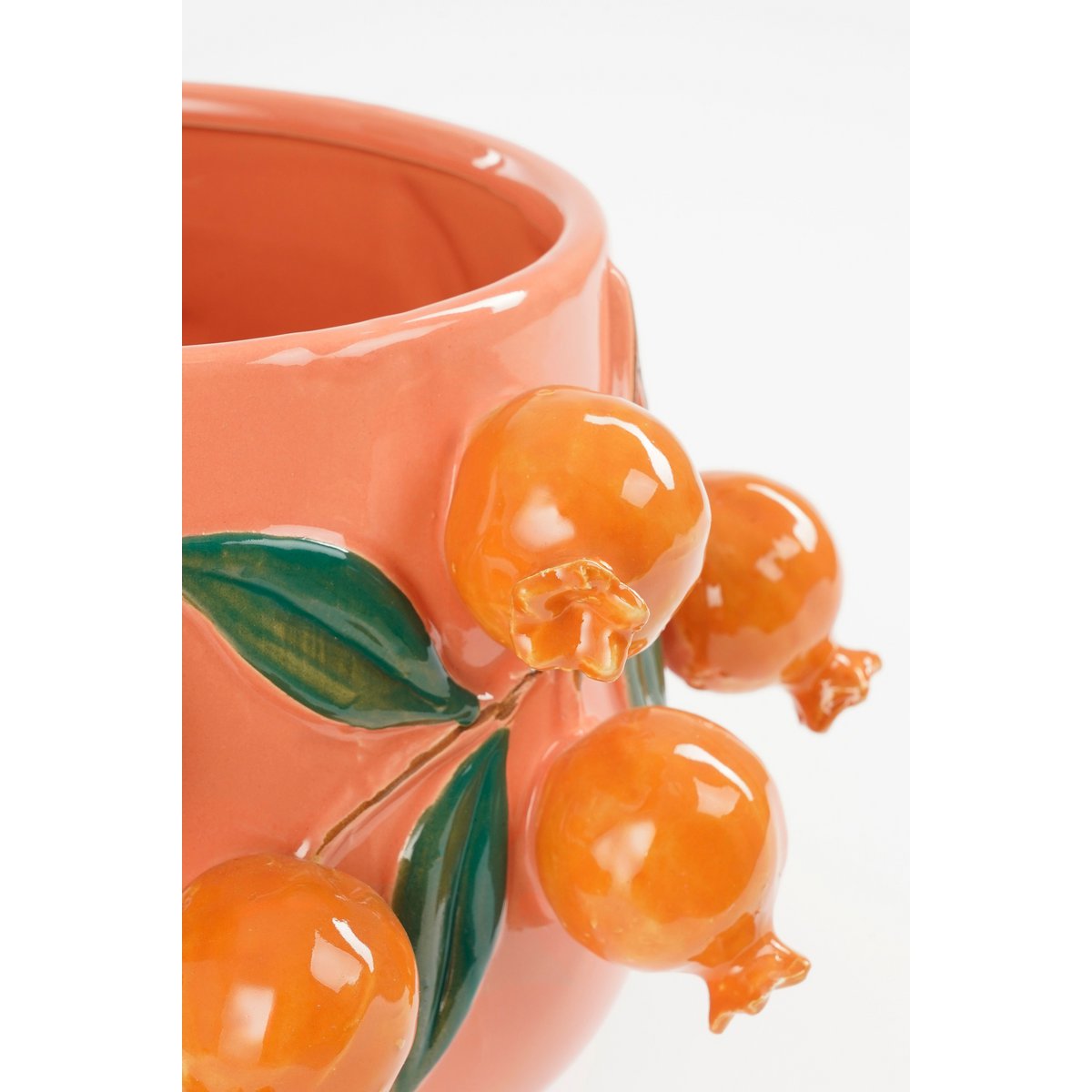 bloempot met granaatappels zijkant